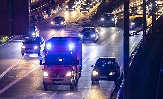 Bei dem Überschlag wurde der Fahrer schwer verletzt und zunächst durch Rettungssanitäter vor Ort versorgt. - Symbolfoto/picture alliance