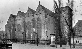 Noch der alte Turm: Das Dach des Turms von St. Marien wurde 1893 abgebrochen. Der Rest steht auf diesem Foto noch. 1904 wurde der neue Turm eingeweiht. - Foto: Ganzemöller (Kommunalarchiv)