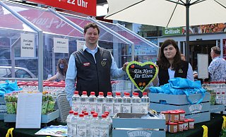 Für die gute Sache: Daniel Saal (v.l.) und Diana Bergmann verteilen unter anderem Lose und Anstecker. Ein großer Teil der Erlöse geht an die Elsener Tafel. Weiterhin soll die ganze Innenstadt von der Aktion profitieren. - Moritz Jülich