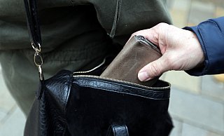 Die Polizei bittet um Zeugenhinweise zu einem Fall von Taschendiebstahl in einem Löhner Lebesnmittelmarkt. - Symbolbild: Wolfgang Rudolf