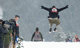 Ein Teilnehmer springt beim Nostalgie-Skirennen in Winterberg-Neuastenberg im Jahr 2023 mit historischer Ausrüstung über eine Schanze. - Henning Kaiser/dpa