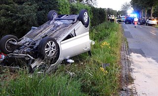 Nachdem die Fahrerin dieses Wagens einem Reh ausgewichen ist, verlor sie die Kontrolle. Das Auto überschlug sich und blieb am Fahrbahnrand liegen. - Andreas Eickhoff