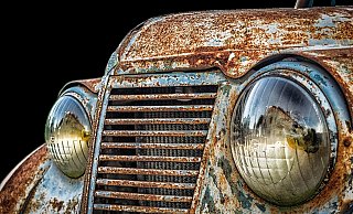 Symbolbild: Auf der Detmolder Straße fiel Zeugen ein kaputter Pkw auf. - Pixabay