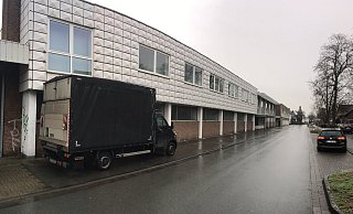 Ob die Industriebrache am Bahnhof zugunsten eines Fachmarktzentrums mit Rewe, Rossmann und Ernsting’s Family weichen muss oder besser Wohnungen entstehen sollen, war Thema im Ausschuss für Bauen und Städtebau. - Robert Becker