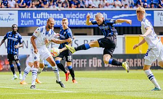In dieser Szene aus der ersten Hälfte wird Robert Leipert von KSC-Abwehrchef Daniel Gordon geblockt. Nach der Pause sollte der Neuzugang dann aber seinen ersten Pflichtspieltreffer im Paderborner Trikot erzielen. - Besim Mazhiqi