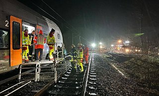 Über Plattformen an den Türen des RRX wurden die Fahrgäste evakuiert und übers Gleisbett gebracht. - FFW Warburg