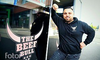 Mattin Schafizadeh lehnt voller Stolz an seinem neu gestalteten Imbiss "The Beef Bull - Culinaire Verl" an der Bahnhofstraße. Vor dem Betreiberwechsel sah das Imbissbüdchen eher trist als einladend aus. - Christian Geisler