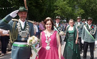 Bei der Parade: Schützenkönig Frank Täubert und seine charmante Mitregentin Ehefrau Nadine nehmen im Armniuspark die Parade ab. - Klaus Karenfeld