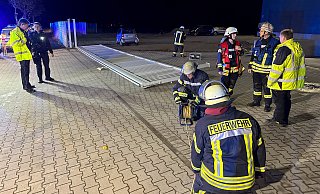 Bei einem Arbeitsunfall im Gewerbegebiet Franz-Kleine-Straße ist in der Nacht zu Dienstag eine Mitarbeiterin eines Dämmstoffherstellers unter einem etwa zehn Meter langen, umstürzenden Schiebetor eingeklemmt und schwer verletzt worden. - Ralph Meyer