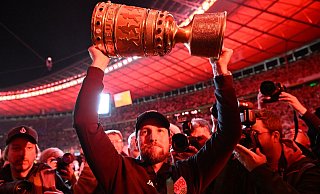 VfB-Trainer Sebastian Hoeneß wäre mit dem It-Piece DFB-Pokal sicherlich eine Erscheinung an der berüchtigten Tür des Berliner Clubs Berghain. - Bernd Weißbrod/dpa