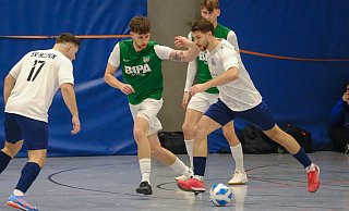 Heepens Kevin Klass zieht an Dornbergs Noah Fritz (Mitte) vorbei. Links Heepens Doppeltorschütze Marijo Pavlovic. - Andreas Zobe