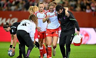 Sydney Lohmann vom FC Bayern München wird nach einer Verletzung vom Platz gebracht. - Peter Kneffel/dpa