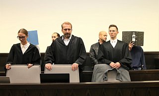 Bei Beginn des Verfahrens vor dem Landgericht Paderborn verbergen die Angeklagten ihre Gesichter hinter Aktenordnern. - Rajkumar Mukherjee