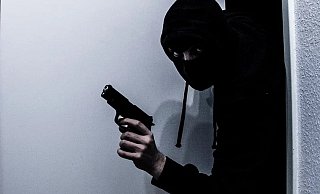 Bewaffnet: Der Unbekannte (Symbolfoto) hatte Mund und Nase verhüllt und eine Kapuze über den Kopf gezogen. - Pixabay