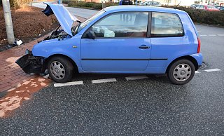 Das Auto war nicht mehr fahrbereit und musste abgeschleppt werden. - Polizei Herford