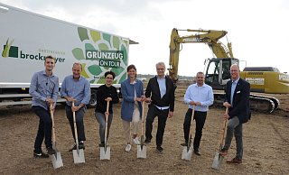 Beim Spatenstich: Sebastian Noelle (von links), Henry Brockmeyer, Silke Brockmeyer, Madeleine Möller, Hans-Heinrich Möller, Mark Metzger und Thomas Tappe. - Marc Uthmann