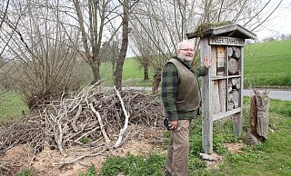 Vor seiner Haustür hat Wolfgang Heper ein Insektenhotel gebaut - allerdings schon in der Dimension eines Hochhauses. - Nicole Bliesener