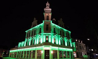 Die Beleuchtung des denkmalgeschützten Hauses ist je nach Einstellung farbig wechselnd - Frank-Michael Kiel-Steinkamp