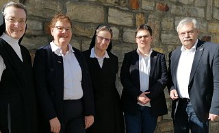 Sr. M. Monika (Provinzoberin – Kongregation Arme Schulschwestern, v. l.), Regina Schafmeister (Vorstand Adolph-Kolping-Stiftung Paderborn), Sr. Maria-Theresia (Provinzrätin), Eva Klare-Kurtenbach (Geschäftsführerin Kolping-Kita gGmbH/Kolping-Jugendhilfe gGmbH), Wolfgang Gelhard (Vorstand Adolph-Kolping-Stiftung Paderborn).?Foto: Mario Polzer - Mario Polzer