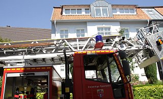 Einsatz an der Sternstraße: Unter der Dachtraufe hatt sich am Gebäude ein Mauersegler verfangen. Mit Hilfe der Drehleiter befreite die Feuerwehr den Vogel aus seiner misslichen Lage. - Dieter Scholz