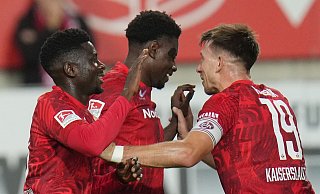 Ragnar Ache (M) bejubelt mit Teamkollegen seinen Torerfolg. - Thomas Frey/dpa
