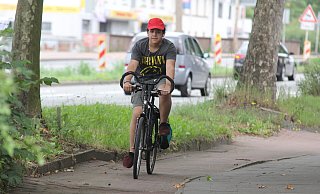 Radler müssen über diese Huckelpiste: Alaa Alasaad fährt für unser Foto absichtlich über die Bauwurzeln auf dem Radweg der Mindener Straße. - Ulf Hanke