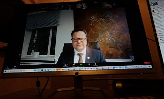 Beim virtuellen Austausch mit den Mitgliedern des Wirtschaftsclubs breitet Bürgermeister Lars Bökenkröger seine Agenda aus. - Thorsten Gödecker