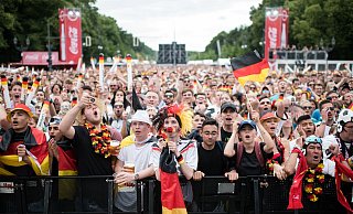 Zur EM im Sommer ist Public Viewing auch bis spät in die Nacht möglich. - Bernd von Jutrczenka/dpa