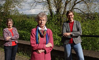 Geschäftsführerin Gertrud Flore (v. l.), die langjährige Vorsitzende Walburga Hennemann und ihre Nachfolgerin Barbara Hucht blicken auf neun Jahrzehnte der sozialen Arbeit des Warburger Frauen- und Fachverbandes zurück. - Dieter Scholz