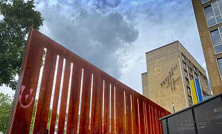 Die Corten-Stahlwand im Osten des Areals ist zu einem echten Ärgernis geworden. Weil "Wildpinkler" den Sichtschutz ständig als stilles Örtchen nutzen, wird er von manchem Anlieger bereits als größtes Pissoir der Stadt bezeichnet. - Brödibild