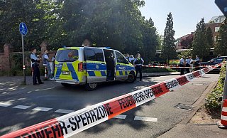 Die Polizei hat den Bereich des Schusswechsels abgesperrt. - Sascha Thelen/dpa