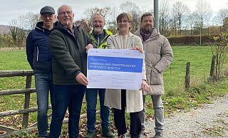 Rüdiger Düchting vom USC Altenautal (v.l.), Franz Münstermann von der Bürger- und Energiestiftung Lichtenau, Peter Henkst von "Henkst Verkehrstechnik", Bürgermeisterin von Lichtenau Ute Dülfer und Daniel Sélea von der schwedischen Firma "Prismatibro" präsentieren die neue Walking-Strecke. - Selin Meier
