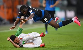 SCP-Akteur Jamilu Collins, der hier über den Augsburger Ruben Vargas fällt, laboriert derzeit an Leistenproblemen. Ein Einsatz beim Pokalspiel gegen Wiedenbrück ist unwahrscheinlich. - Picture Alliance