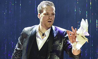 Spektakulär: Beim Sportlerball in der Paderhalle begeisterte David Wedegärtner im Januar mit seiner Las-Vegas-Show. - Ulrich Petzold
