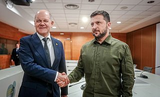 Olaf Scholz und Wolodymyr Selenskyj am Rande des Gipfeltreffens der Europäischen Politischen Gemeinschaft in Granada. - Kay Nietfeld/dpa
