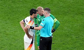 Nur die Kapitäne der Teams dürfen auch künftig im Europapokal nur noch mit dem Schiedsrichter diskutieren. - Marcus Brandt/dpa