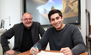 Dani Cha macht Abitur bei den Ursulinen. Schuldirektor Günter Kunert freut sich über den Musterknaben. - Wolfgang Rudolf
