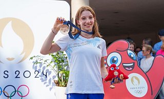 Ana Barbosu freut sich über ihre olympische Bronzemedaille. - Vadim Ghirda/AP/dpa