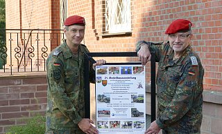 Freuen sich auf viele Besucher: Gunter Flach (l.), Kommandeur des Panzerpionierbataillons 1, und Organisator Helmut Duntemann. - Privat