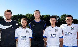 Das halbe Team: Trainer Dominik Jansen (v. l.) mit Athanasios Tirovouzis, Torwart Niklas Gaigalat, Konstantinos Gkaravelis und Kamil Belen. - Markus Schumacher