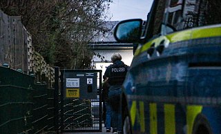 Ermittler durchsuchten das betroffene Haus. Ob sie was gefunden haben, ist bisher noch unklar. - Daniel Salmon