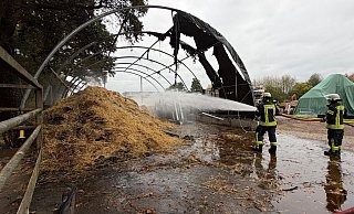 Die Feuerwehr hatte den Brand auf einem Ponyhof im Kreis Gütersloh schnell unter Kontrolle. - Roland Thöring
