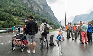 Vor dem Wochenende wurde einige Menschen aus Gefahrenzonen in Sicherheit gebracht. - Elia Bianchi/KEYSTONE/TI-PRESS/dpa