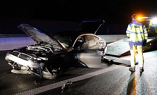 Bei einem nächtlichen Unfall auf der Autobahn 33 im Kreis Gütersloh wird ein 61-Jähriger schwer verletzt. Seine Limousine hat einen Totalschaden und muss abgeschleppt werden - Paul Brinkmann