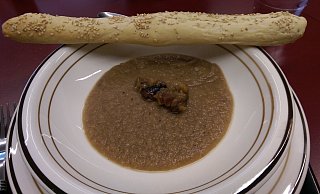 Lecker zubereitet: Eine Maronensuppe mit einem Schuss Prosecco. - FOTO: CARINA CHMIELINSKI