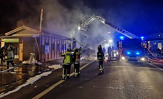 Einsatzkräfte der Wünnenberger Feuerwehr bei den Löscharbeiten in Haaren. - Feuerwehr