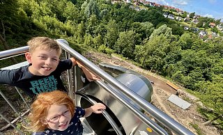 Auf dem Startturm können Theresa und Joris erst einen Blick über das Aatal werfen und danach die Rutschpartie in Angriff nehmen. Auf die Eltern wartet am Auslauf seit neuestem eine Sitzbank aus Massivholz. - Jens Reddeker