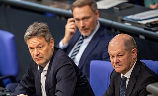 In der Ampel hakt es immer wieder. Finanzminister Lindner kritisiert nun das Auftreten der Koalition in der Wirtschaftspolitik - und geht Kanzler Olaf Scholz und Vizekanzler Robert Habeck direkt an. (Archivbild) - Michael Kappeler/dpa
