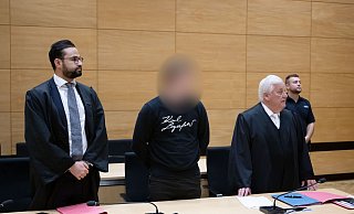 Der Angeklagte (M) und seine Verteidiger im Gerichtssaal im Landgericht Bielefeld. - Bernd Thissen/dpa