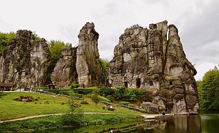 Beeindruckend: Wander- und Radwege führen an den Externsteinen vorbei. - Roland Maoro